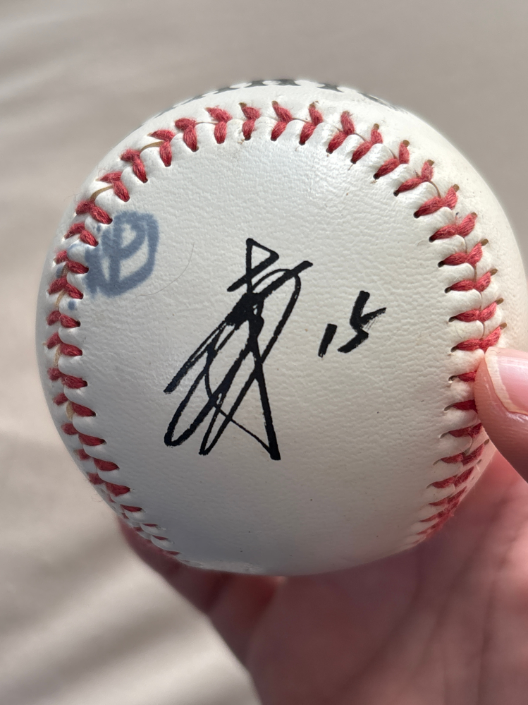 読売ジャイアンツと書かれたサインボールですが、選手名が分かる方いま