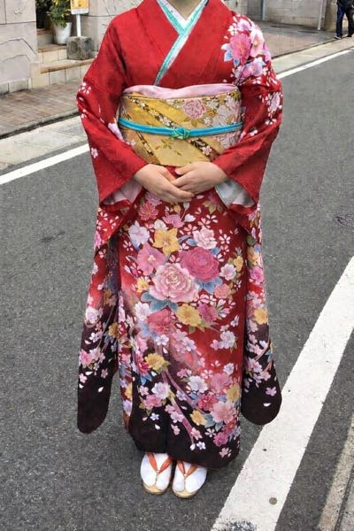 成人式で着る振袖の画像で、重ね衿、帯揚げ、帯締めの色をAIで変えた 