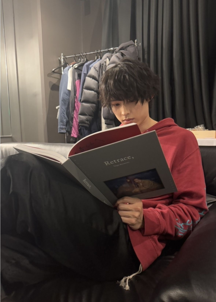 この松村北斗さんが京本大我さんの写真集を眺めている画像って出処