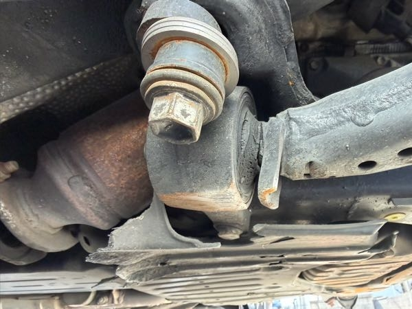 30セルシオ後期のロアアーム？のブッシュが亀裂入ってた』 トヨタ