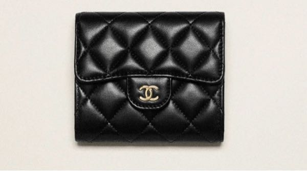 CHANELのクラシックスモールフラップウォレットを購入したい