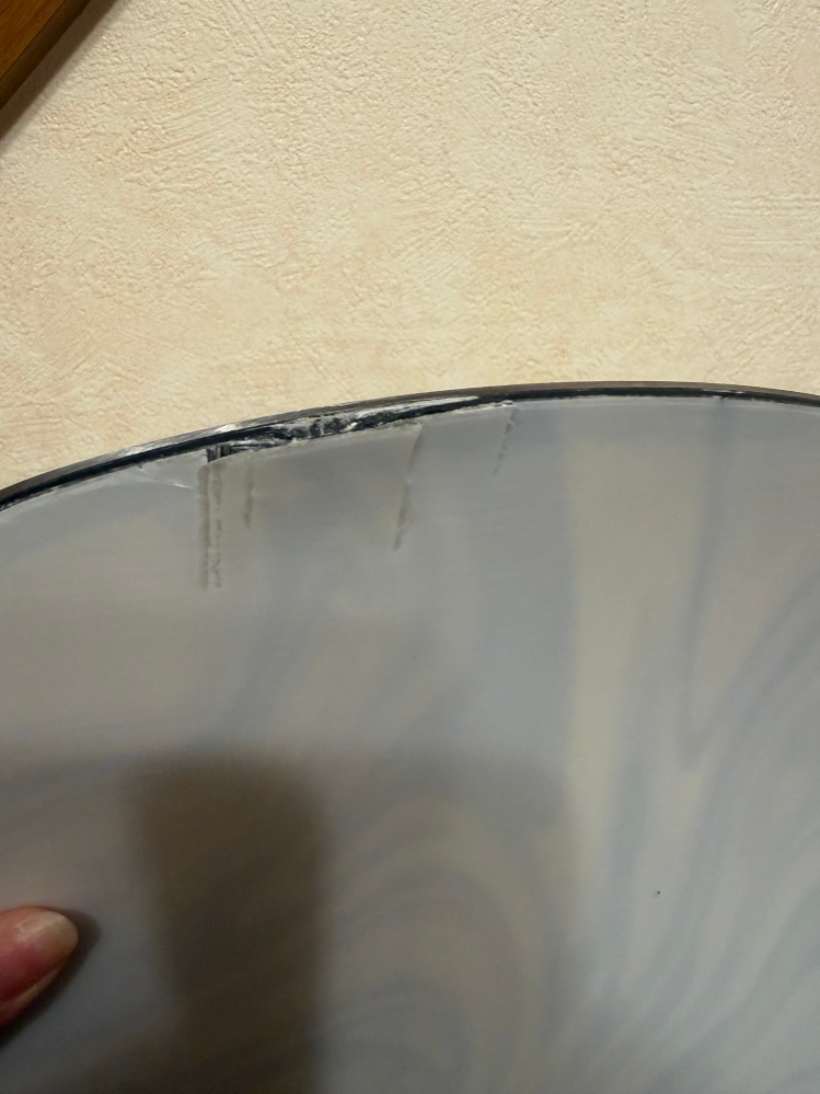 スノーボードの板のトップシートがこのように剥がれてしまいました