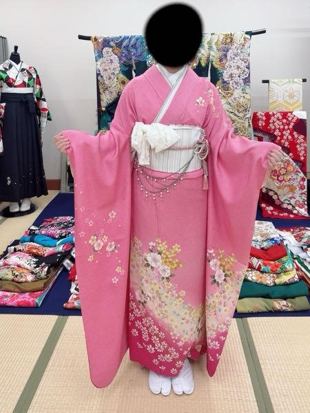 この振袖どう思いますか？家族にピンク過ぎると。子供っぽいですかね 
