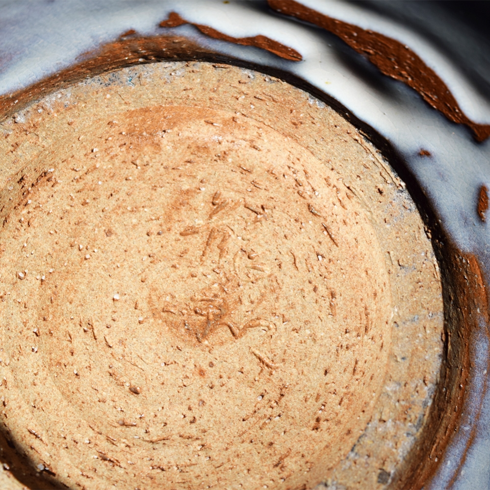 この壺の作者はどなたでしょうか。作風は萩焼らしさがありますが