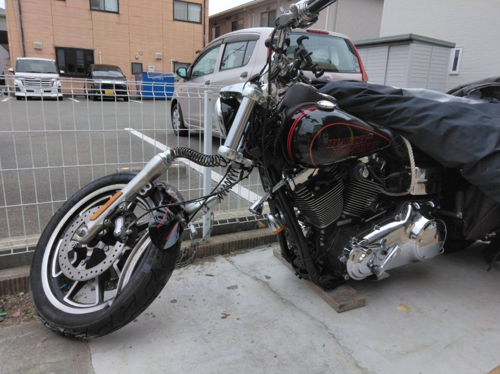 先日事故でハーレーのフロントフォークが折れてしまいました。バイク屋