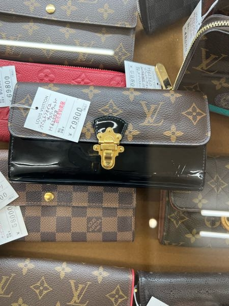 ルイヴィトンの画像の長財布ですが、メンズ使用、変に見えますか 