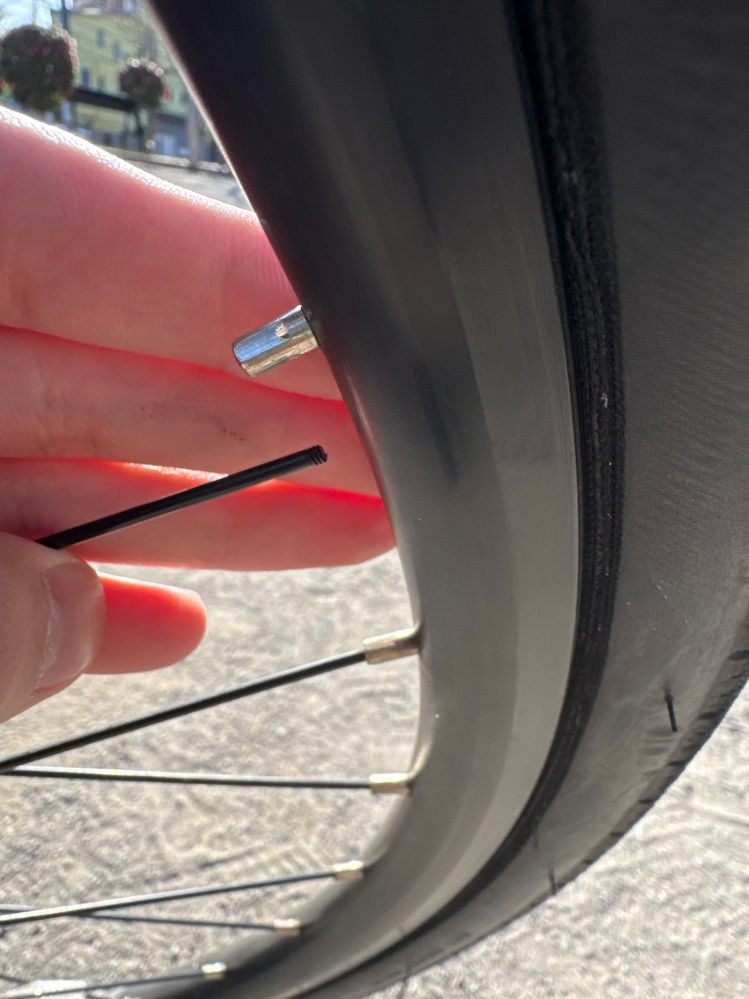 子乗せ電動自転車の後ろタイヤのスポークが2本折れました。修理は