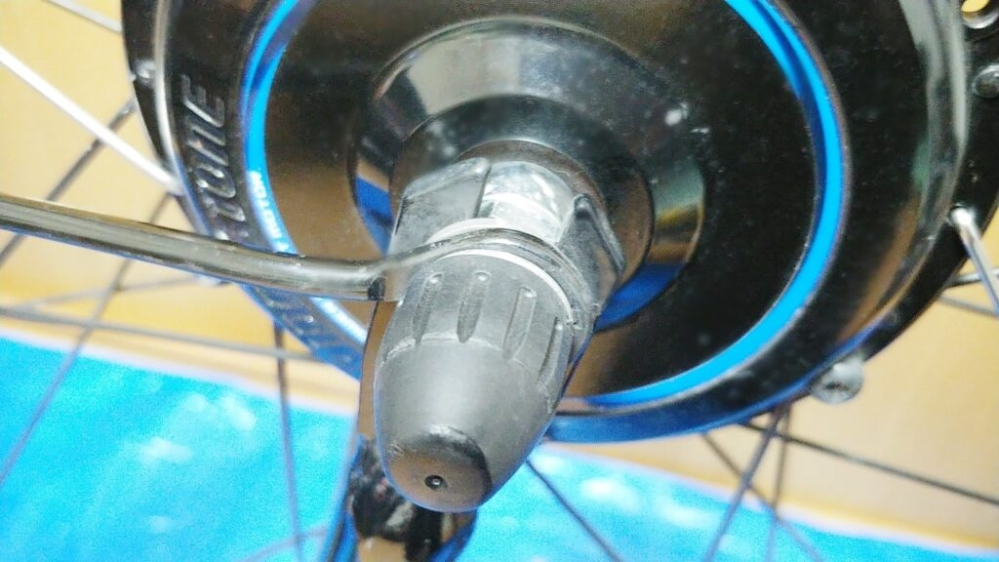 TB1eの電動自転車のこのキャップの外し方って分かりますか？ 固くて手でもマイナスドライバー使ってもダメでした…