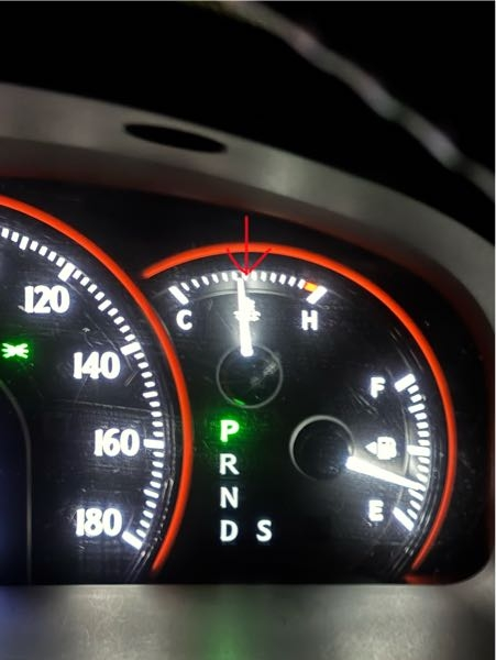 5～10分運転するといつも赤い矢印の所までメーターがいくのですが最近いかなくなりました。 なんででしょうか