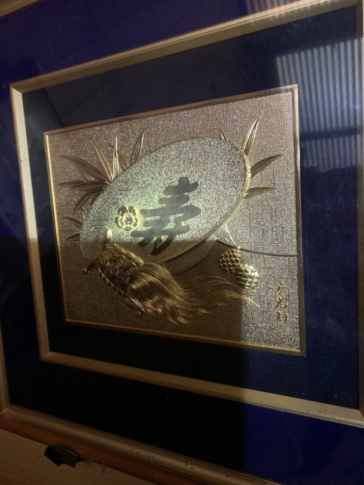 写真の金に光ってる部分の金属はなんでしょうか。