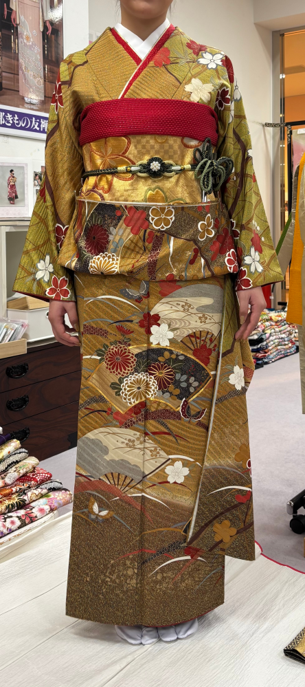 Ditaの浴衣の夏の牡丹重ねと大正ロマン牡丹寄せの二つで迷っています