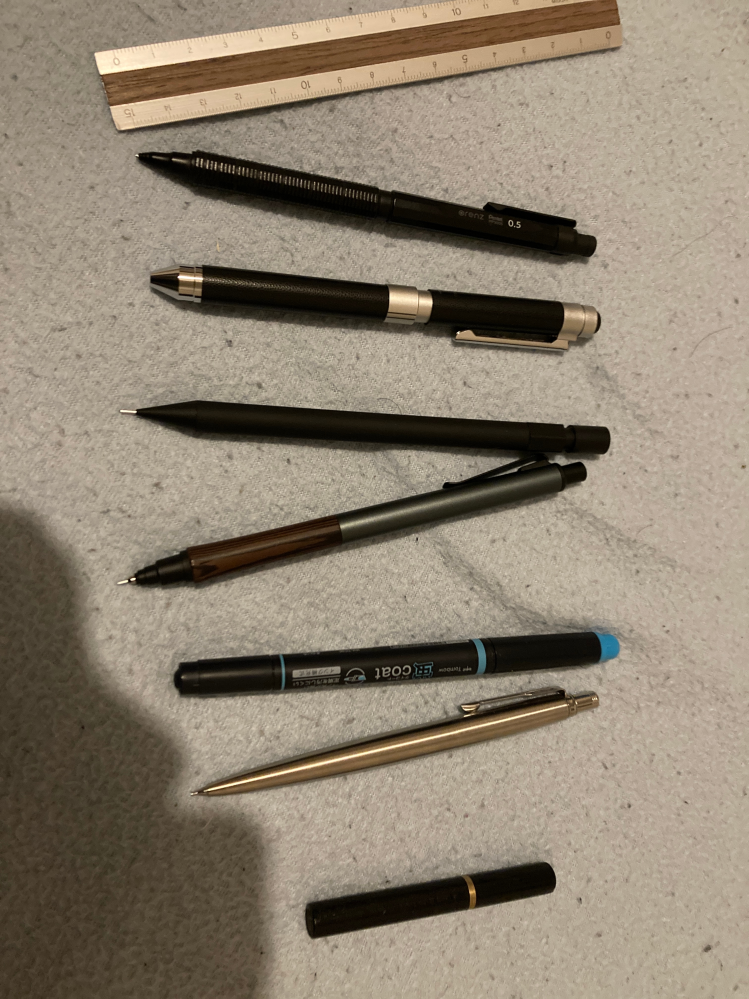 文房具について質問です。ダクトペンケースにこの中ならどれを優先