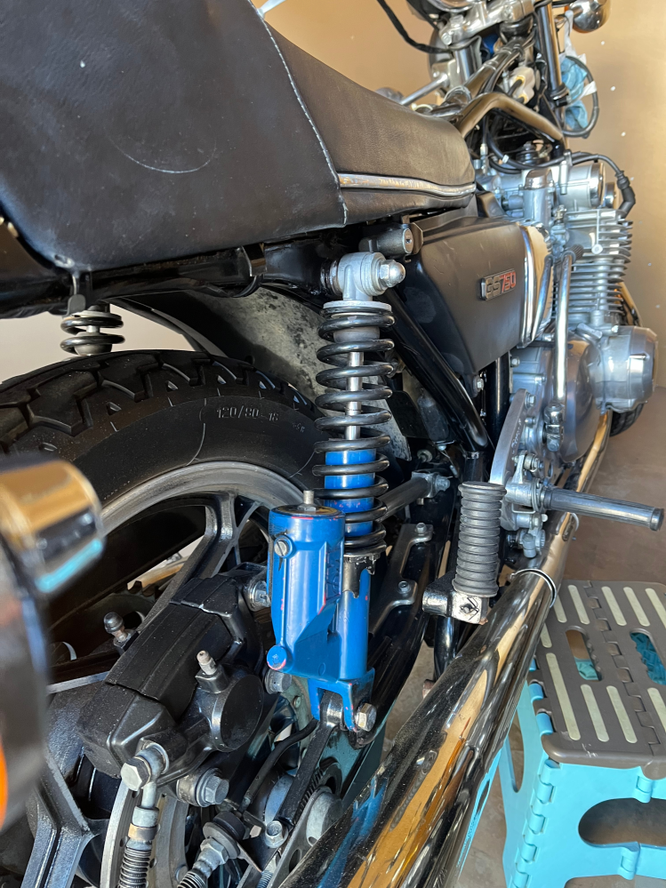 バイクのサスペンションですが、マルゾッキの赤と青で乗り心地や性