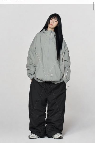 至急です！！！！スノボウェアについてですメンズが上グレー、下黒 