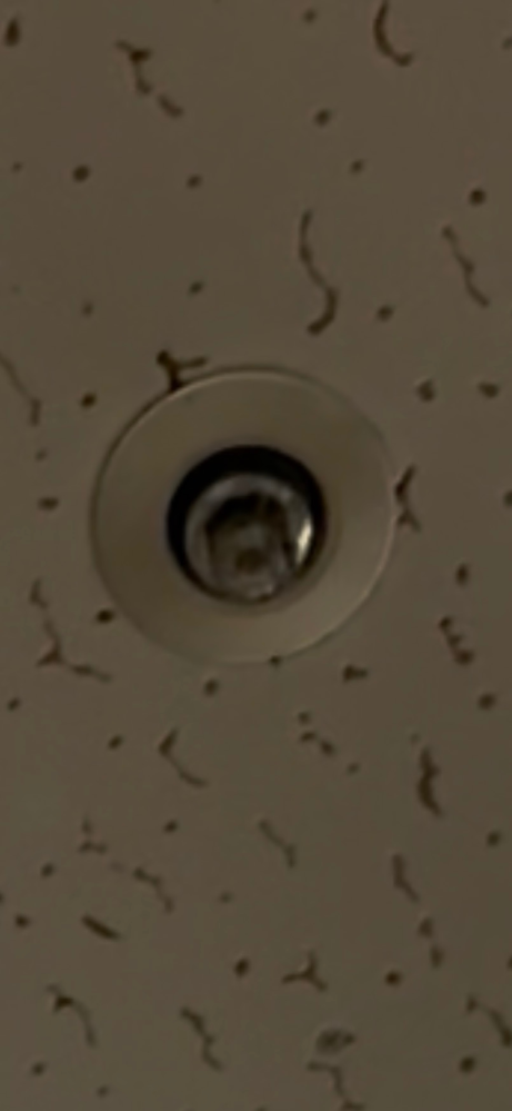 この装置は何か分かる方回答よろしくお願いいたします。 検索すると防犯カメラ？とありましたが….