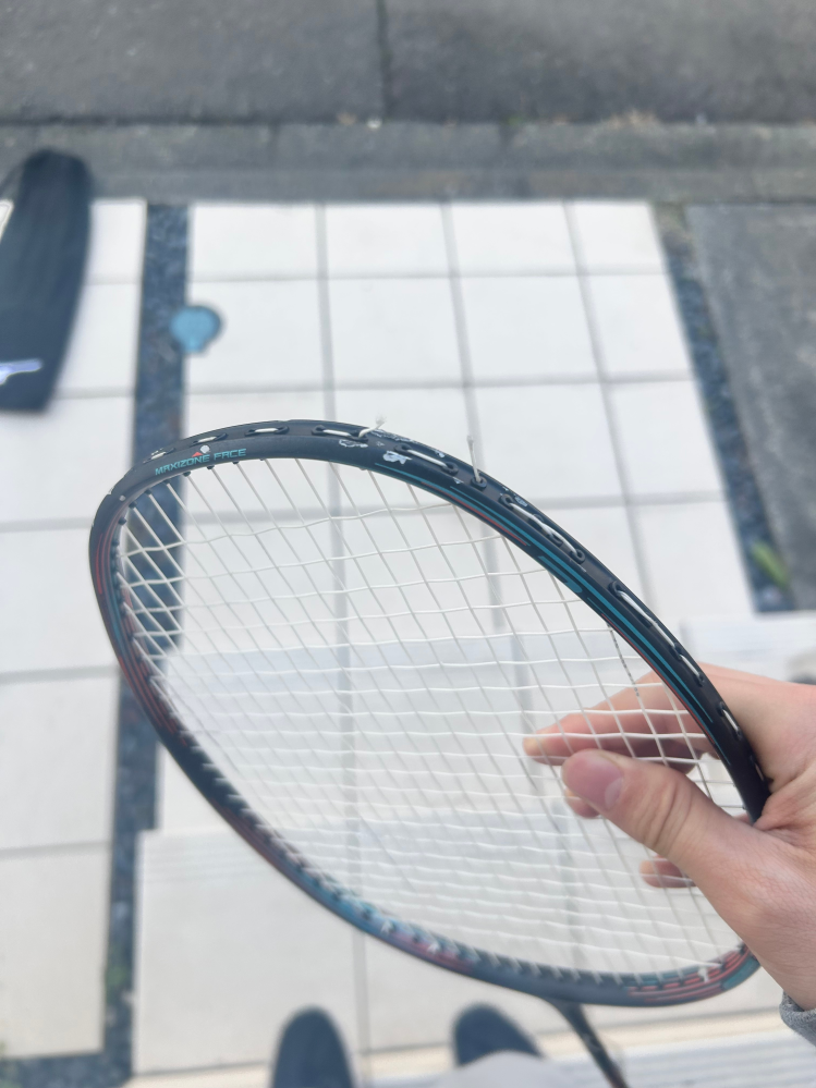 バドミントンのフットワークを練習していた際にラケットを地面にぶ 