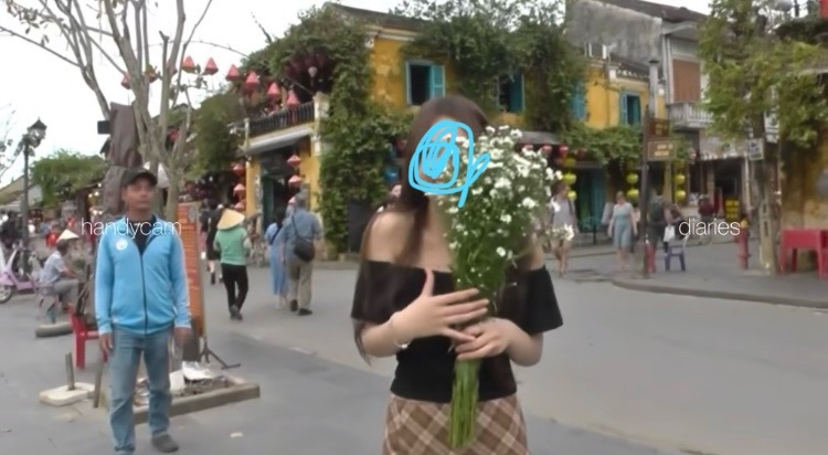 画質があまり良くないビデオカメラを教えてください。 最近、わざと画質が良くない昔っぽい動画のvlogを見るのにハマっていて、自分の日記用にも撮ってみたいと思っています。ですが、ビデオカメラにはあまり詳しくないため、おすすめがあれば教えていただきたいです。 予算は高くても1万5千円以内くらいで探しています。 また、iPhoneの専用SDカードリーダーなどを使ってスマホに移せるものだと助かります。 分かりづらいですが、添付写真のような画質をイメージしています。