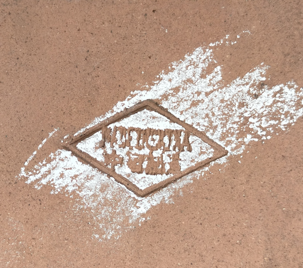 いつもお世話になります。盆栽鉢に押してある落款なのですが、何て書い