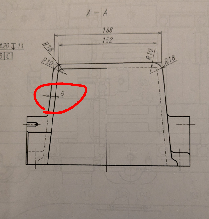 画像の線と線の間が8ミリって寸法あるじゃないですか、CADで教科書と同じ寸法で作ってるんですけど、8ミリにならないです。 逆にオフセットで無理やり8ミリに合わせてつくると、他の線と斜めの線が繋がらなくなります。これは教科書のミスでしょうか？それとも機械製図のルールかなにかでしょうか？