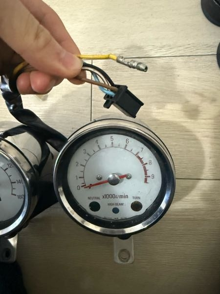 バイク初心者なのですがSR4001JRの純正メーターをデイトナ - Yahoo