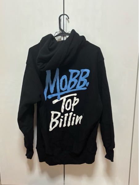 今年の一月に一万三千円で買ったMOBBのパーカーです。売りたくて、LIN 