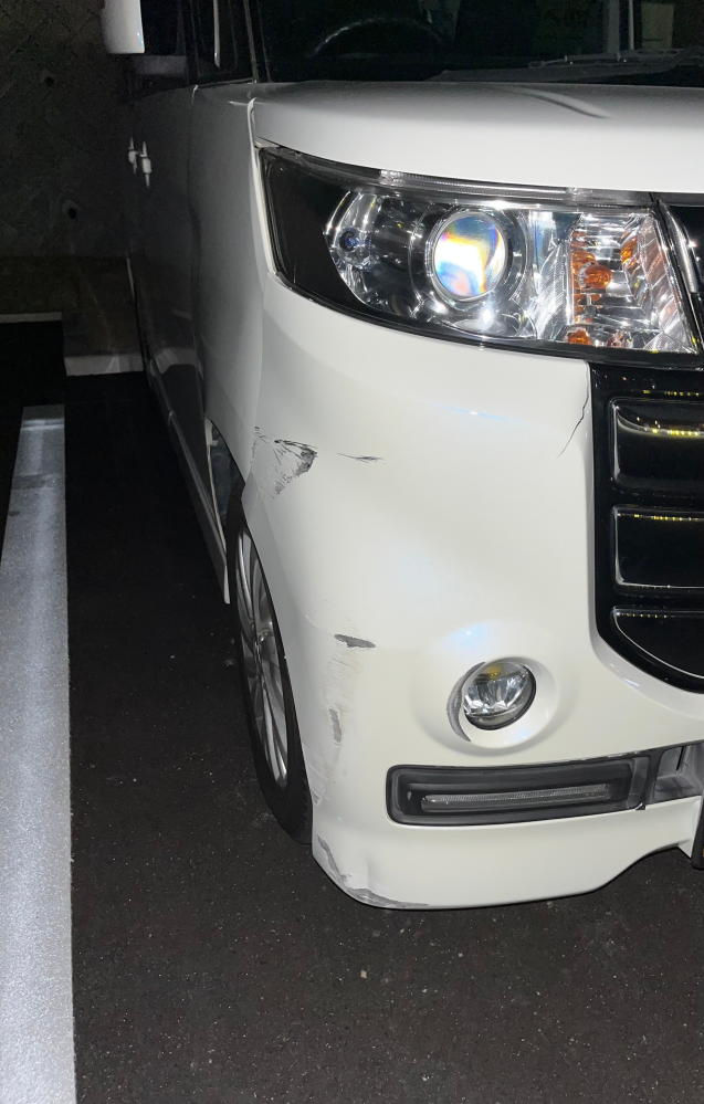 この傷と凹みと割れを修理するには何円くらいかかるのでしょうか