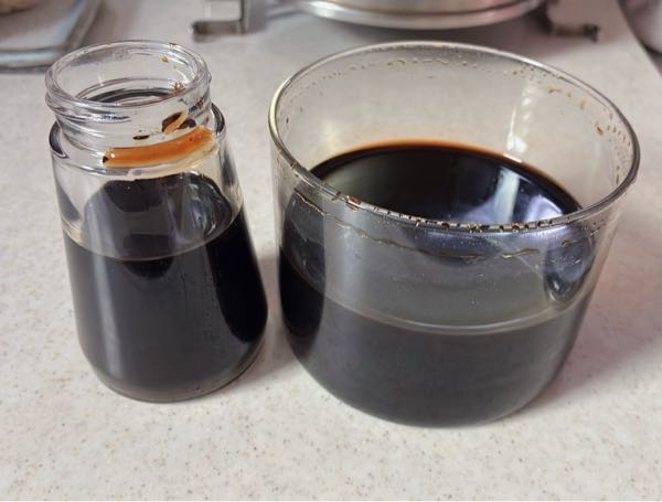 右の容器から左の容器に移したいです。毎回必ず失敗してしまいます。サイフォンの原理は使えません。何か良い方法ありませんか？