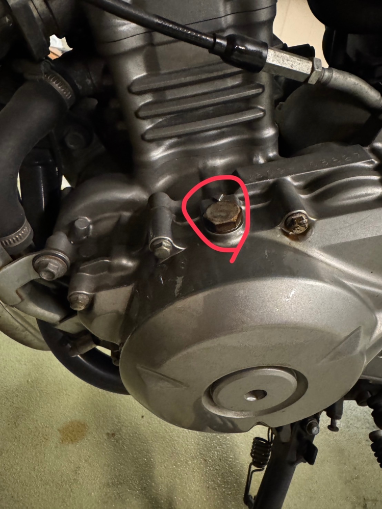 恥ずかしながらGSR250オイル注入口を誤ってしまいました。本