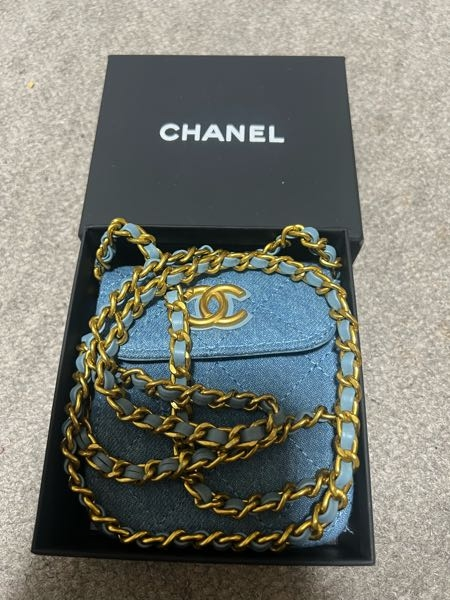有識者様教えてくださいm(__)mメルカリに出品されてるこちらのCHANELの