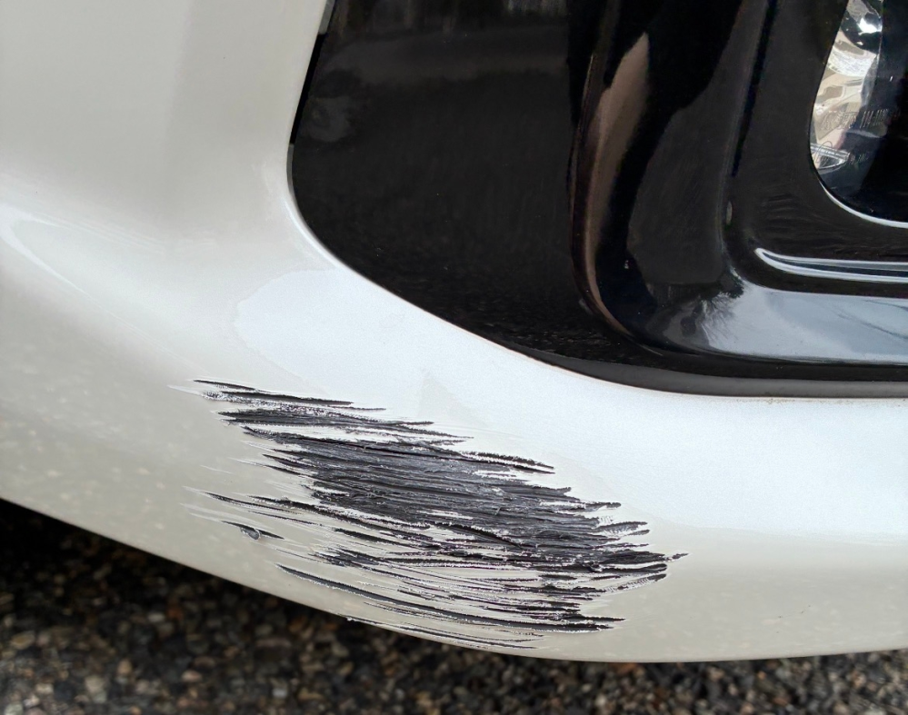 画像にある車の傷について質問です。中古車として購入した車ですが 