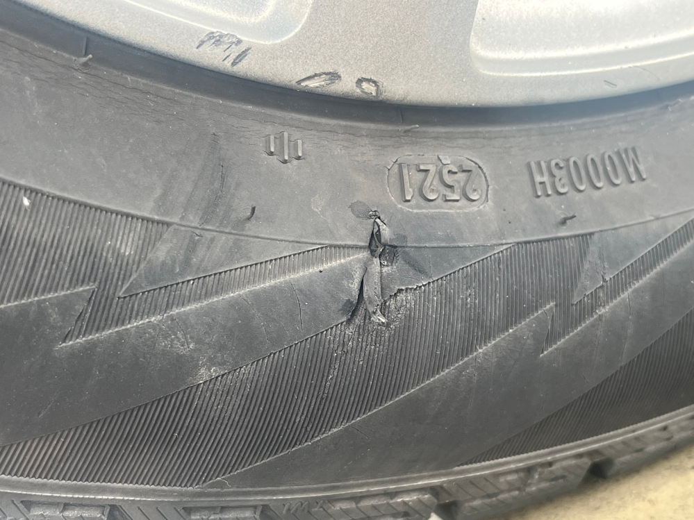 車のタイヤなのですが、この状態はまずいでしょうか？走れるのであれば 