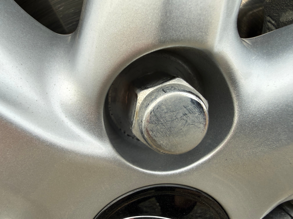 スタッドレスタイヤ(ナットなし) タイヤ脱落事故の可能性もある間違ったホイールナット装着 | AUTO
