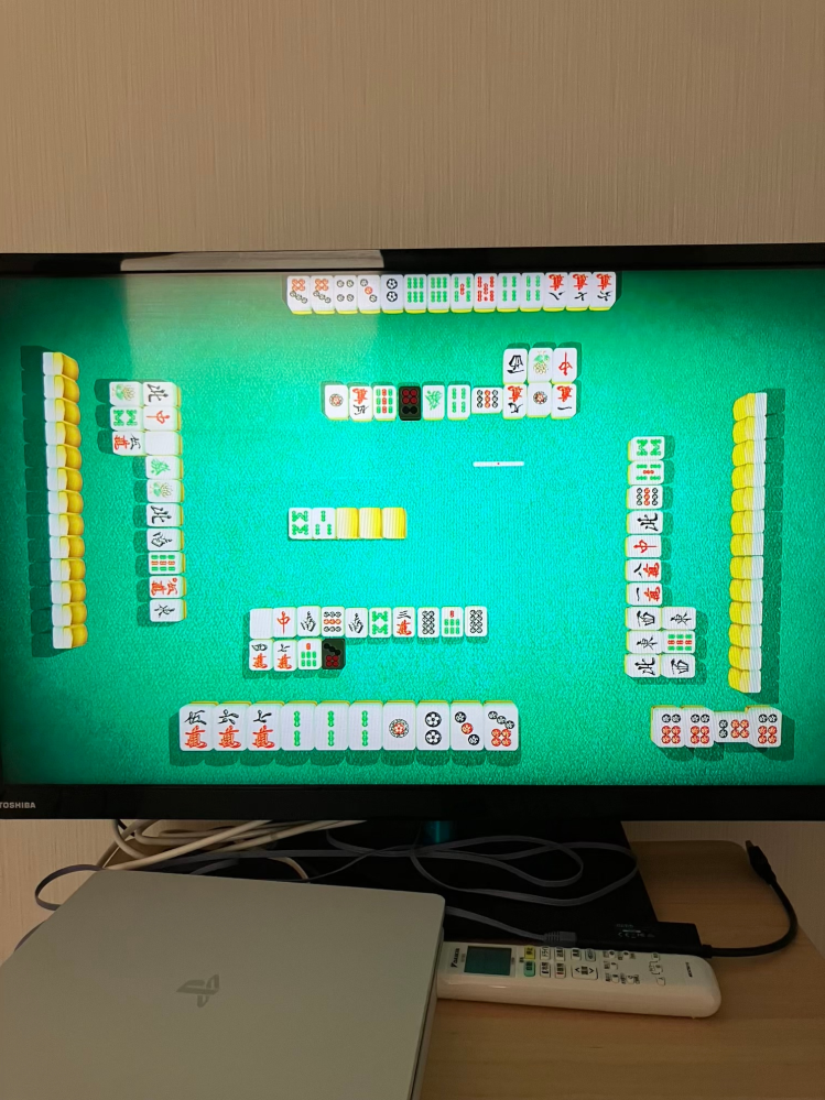 麻雀について、カンしたときの上がり方について質問です。 最近ゲームで麻雀をしている初心者ですが、画像の場合どうしてあがれなかったのか説明をお願いしたいです。 盤面の説明をすると、序盤にローピンでカンをした後、ゲームが進むにつれて面子を3つ（俉萬、六萬、七萬）（リャンソー×3）（イーピン、リャンピン、サンピン）とチーピン1つを揃えて、後はチーピンが来ればチーピンが2つとなり省頭となって上がれる認識でいました。 するとチーピンがツモで来たのですが、あがるボタンが出て来ずに、仕方なくチーピンを捨てたところ、ちょうどそのチーピンでロンされたという状況です。 自分の認識のどこが間違っていたのかご教示ねがいます。