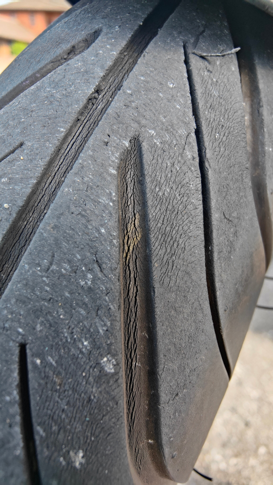 バイクのタイヤについて質問です。新しいタイヤ履いて約1年半です 
