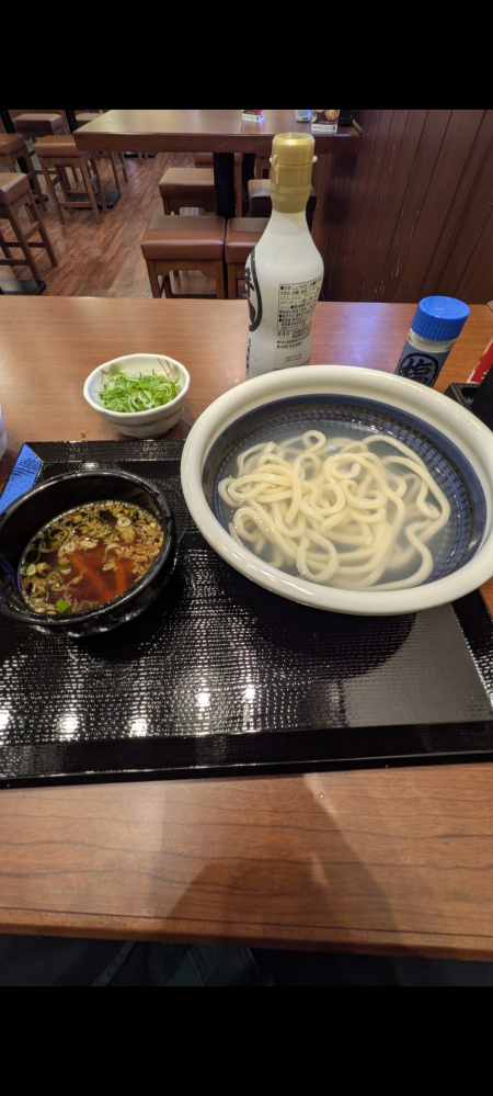 今日、丸亀製麺で釜揚げうどんが半額なので注文したのですが、いつも桶