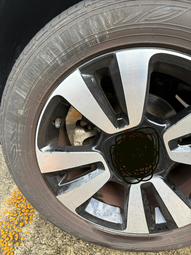 車のタイヤの状態について3日前に縁石に擦ってしまい画像の白くな 