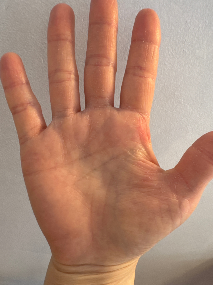 手相を見てください。 - 自分の手をこうしてじっと見る時間って、少し