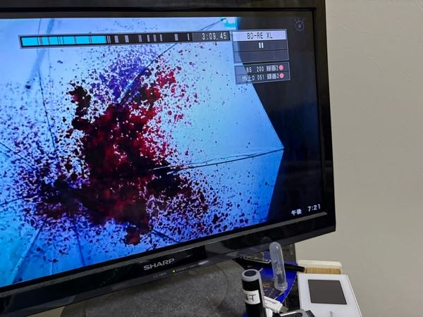 ドラマ教場この雨の中の透明なビニール傘の大量の血液は風間の物ですか？結局死んだ刑事の物ですかよろしくお願い致します。 画像は映画の物です。これが致命傷となり死んだのでしょうか？。風間は一度も見舞いに行きませんでしたね。確か恋人と必ず刑事になると約束したので必ず刑事にならないといけない、僕は刑事に慣れましたか？と言って死にましたね。