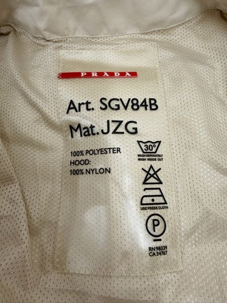 衣料品に詳しい方に相場の質問ですPradaのSGV84BJZG... - Yahoo!知恵袋