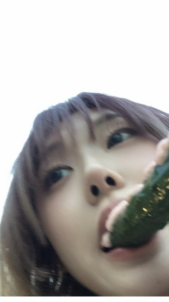 きゅうりを頬張る女をどう思いますか？