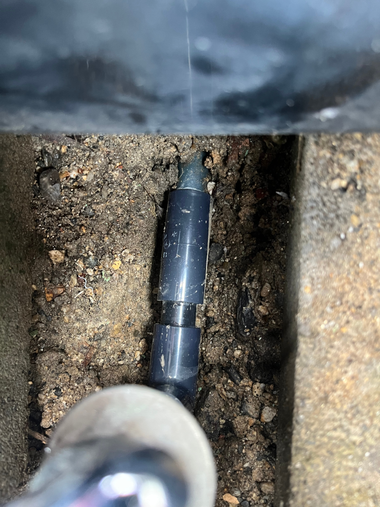 水道工事費用の相場について質問です。

戸建ての散水栓の塩ビ管が経年劣化で外れ、水道の元栓を開けると漏水する状態になったため修理を依頼しました。 修理後の写真を添付しますが、実際の作業内容としては、

・外れた部分を少しカット(残留の接着剤を除くため)
・新しい塩ビ管と継手を使って再接着

という作業時間にて1時間もかからず、比較的シンプルな内容に見えました。

これで55...