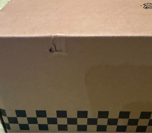 abcマートで買った靴を返品する予定なのですが箱に小さな穴があります