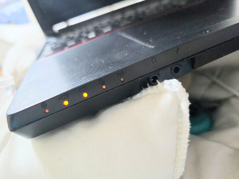 ノートパソコンにシールを貼ったのですが、すぐ剥がれてしまいます。ど