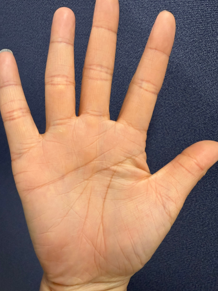 手相占いに詳しい方に、右手の手相を占ってほしいです。画像が暗く