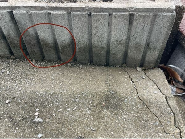 この化粧ブロック わかる方おられますか？
表裏デザインが違い写真が2枚載せれないので裏面のデザインです 正面はよくあるリブのみかげです
まだ流通していますか？
どこのメーカーですか？ 大阪です よろしくお願いします