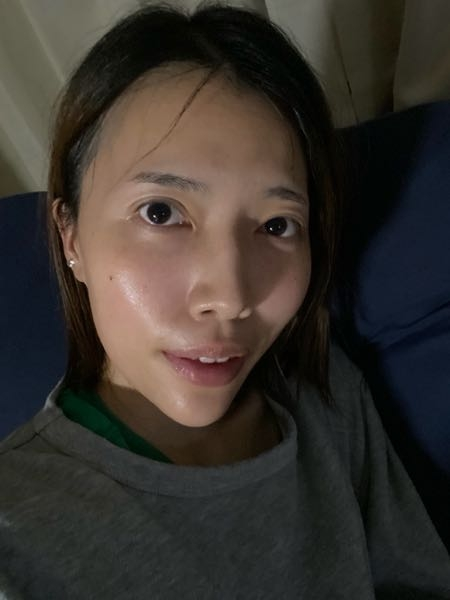この人は美人だと思いますか？スッピンです。中の下ぐらいに見えます。普通より下ぐらい。 一般人らしいですが、一般レベルではキレイな人に入るのでしょうか？ よくこのレベルで自撮りで写真公開できるなーと思います。ナルシストなのでしょうか？