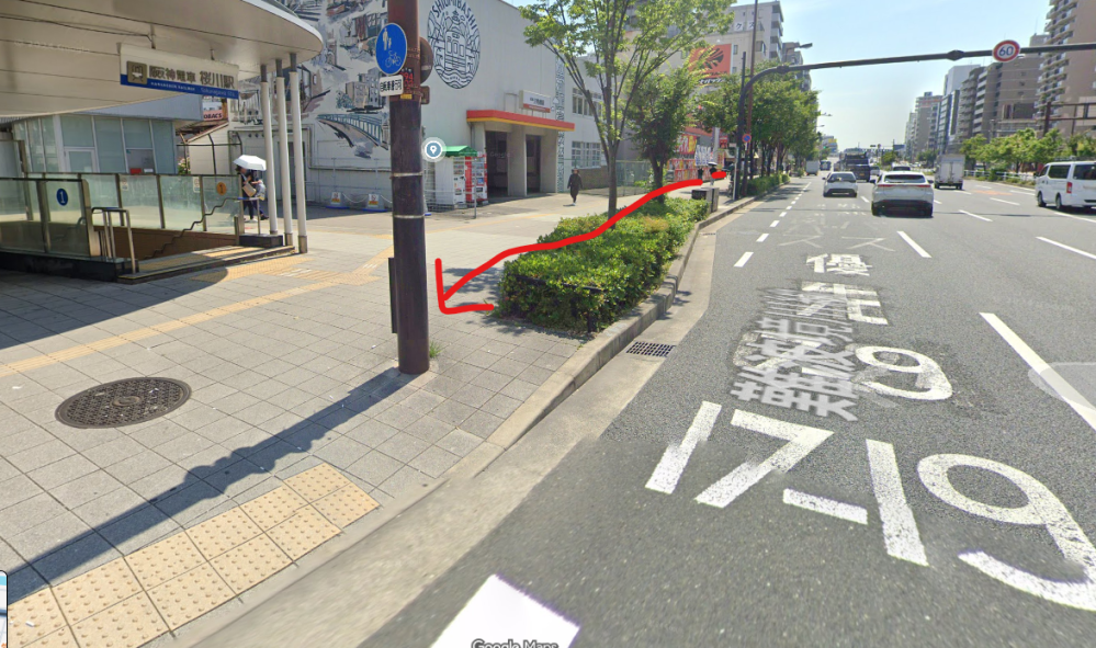 赤い矢印のところを自転車で走ってたら浪花警察署のお巡りさんに止められ歩道走行禁止の場所だといわれ指導カードをもらいました。

この手前の自転車通行可の看板は赤い矢印部分には有効ではないの？ 〒556-0022 大阪府大阪市浪速区桜川３丁目８ の地下鉄桜川駅のとこでとめられました。