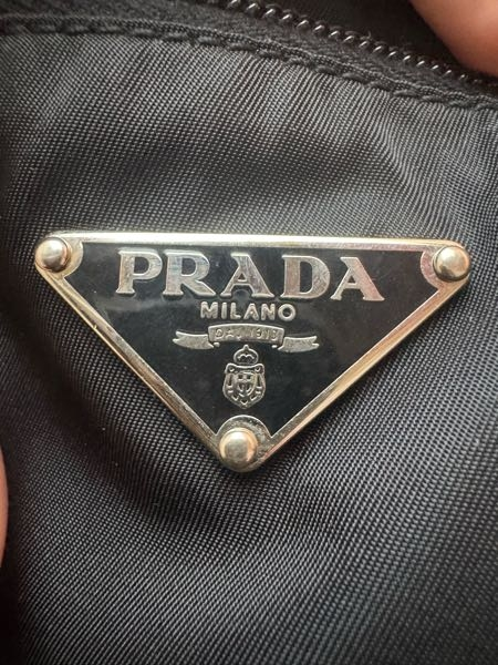 このPRADAって本物でしょうか？母親が昔買ったものがタンスか 