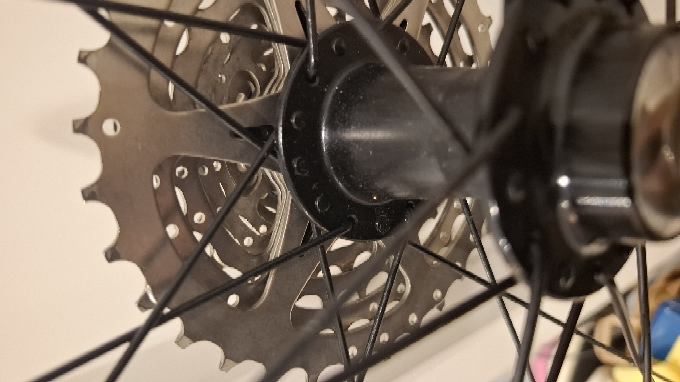 自転車 以前、スポークを直した際、逆に付けてしまっていました。今からパンクを治すのですが、ついでに直した方がいいですか？