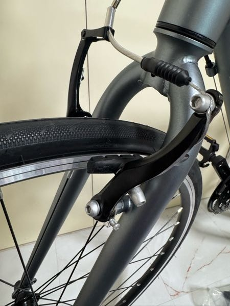 GIANT クロスバイク(変速不可、ブレーキ硬い) クロスバイクの変速について質問です。GIANTエスケープRX3を購入しま